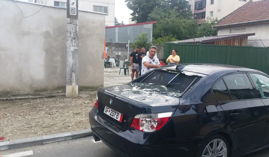 Conflict violent între clanurile de rromi din Lugoj. BMW distrus cu toporul VIDEO