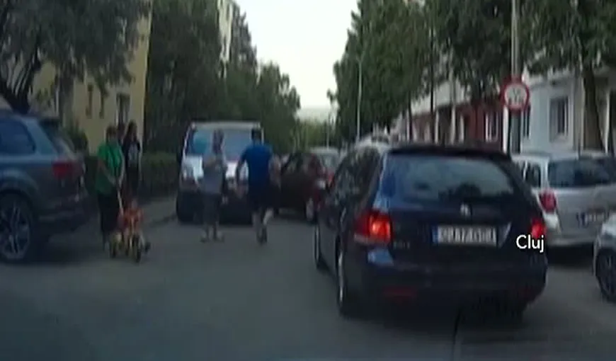 Un şofer beat a lovit şase maşini în Cluj. Un bărbat i-a scos cheile din contact pentru a-l opri VIDEO