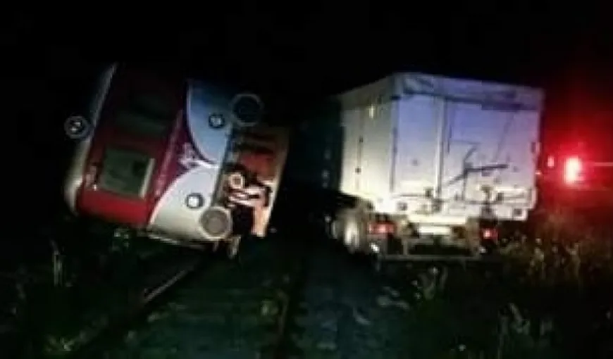 Traficul feroviar în judeţul Vâlcea, blocat în urma accidentului provocat de un şofer de TIR, a fost reluat după 15 ore UPDATE