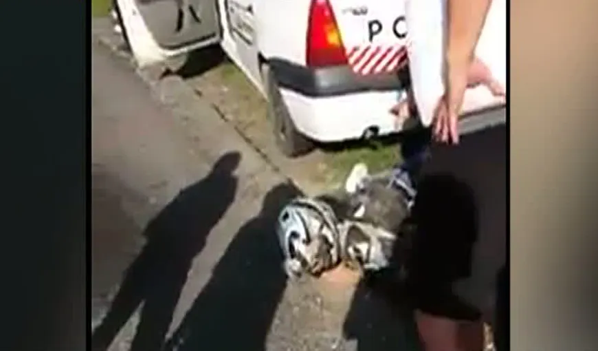Un motociclist a fost lovit de o maşină de poliţie, după ce a refuzat să oprească la semnalele oamenilor legii VIDEO