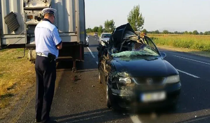 ACCIDENT în Buzău. Un şofer a intrat cu maşina într-o remorcă parcată pe marginea drumului