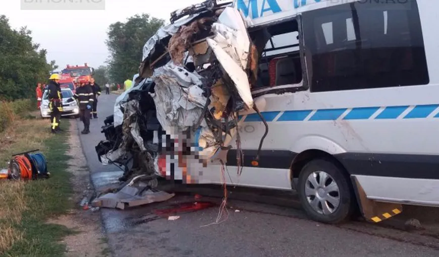 Doi morţi şi zece răniţi în urma unui accident în care au fost implicate un autocar şi un microbuz