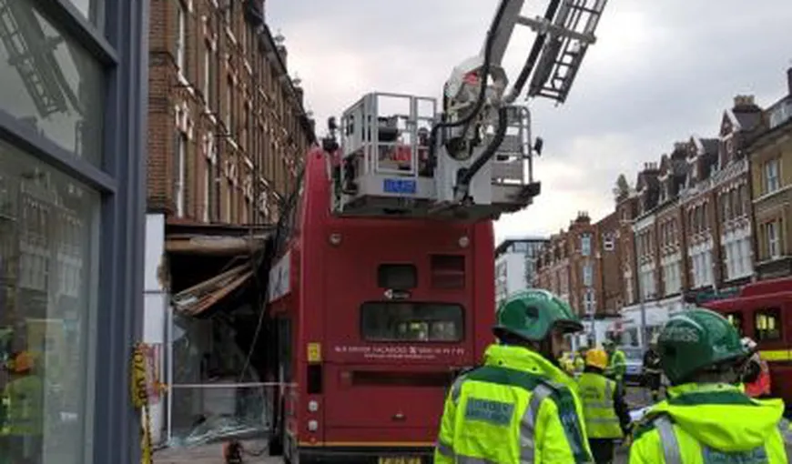 Groază la Londra: Un autobuz cu etaj a intrat într-o clădire