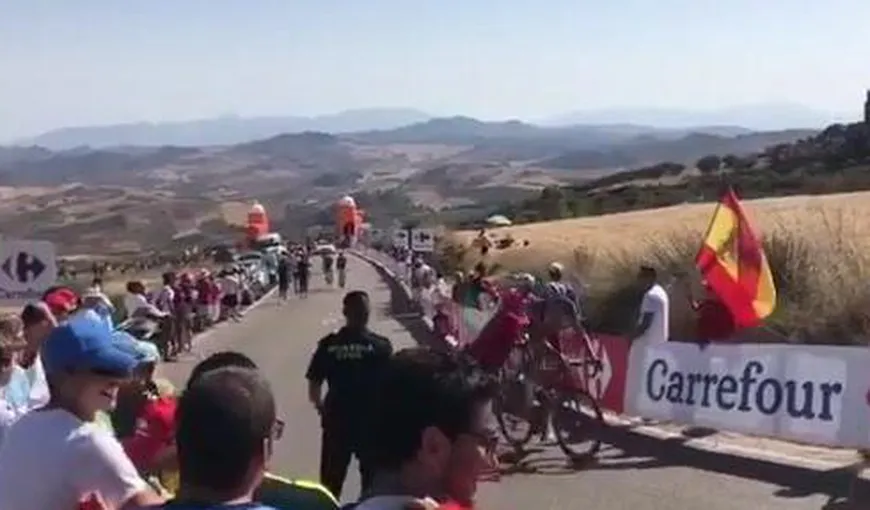 Incident şocant în Turul Spaniei. Un ciclist a fost împins violent de un spectator VIDEO