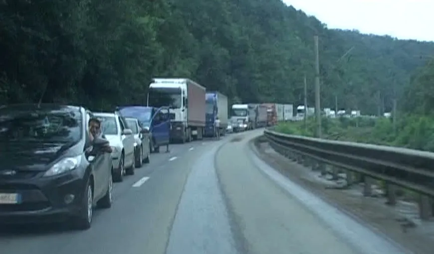 Probleme în trafic, pe mai multe drumuri naţionale se circulă greu