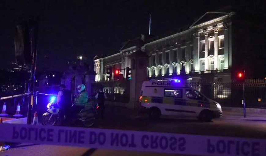 Atac în faţa Palatului Buckingham: Agresorul avea o sabie şi a strigat „Allah Akbar”, conform poliţiei