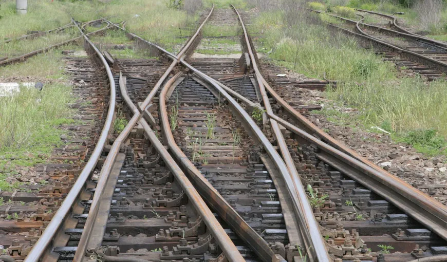În secolul vitezei, pe ultima cale ferată inaugurată în România se circulă cu maxim 35 km pe oră