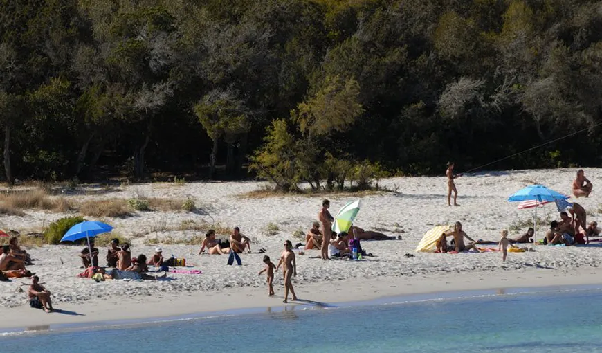 Incident halucinant pe o plajă în Corsica. Nudiştii au fost împuşcaţi de un individ cu o carabină