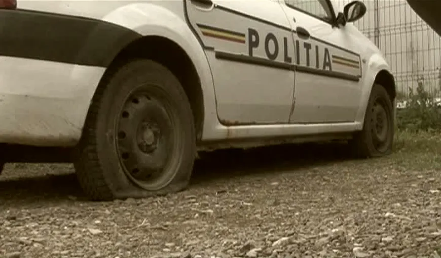 SITUAŢIE TENSIONATĂ în Suceava. Cauciucurile maşinilor de poliţie, tăiate de romi VIDEO