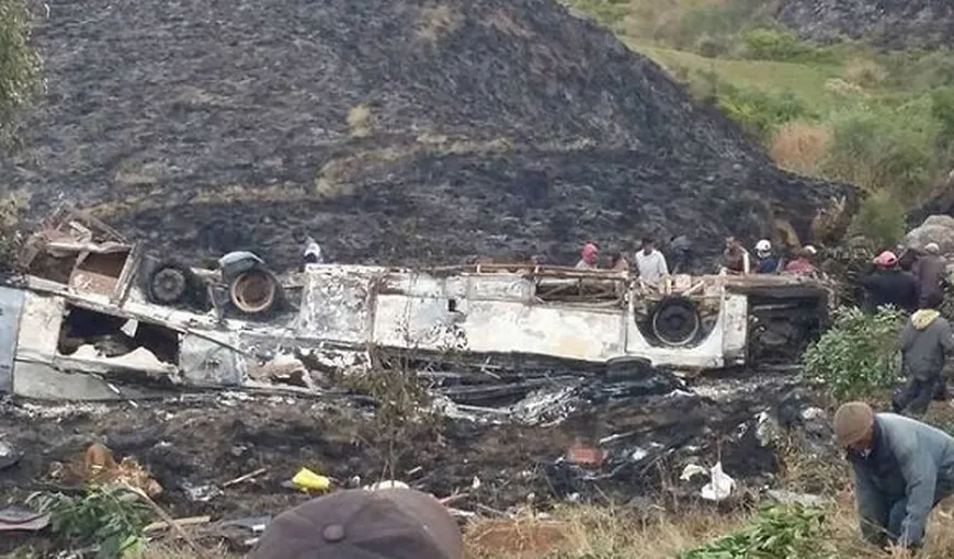 Autocar căzut în prăpastie: Cel puţin 34 de oameni au murit, iar alte zeci au fost răniţi