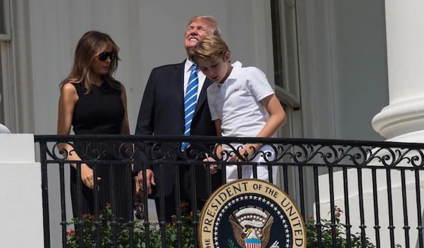 Donald Trump a stat cu „ochii în Soare” de trei ori în timpul eclipsei
