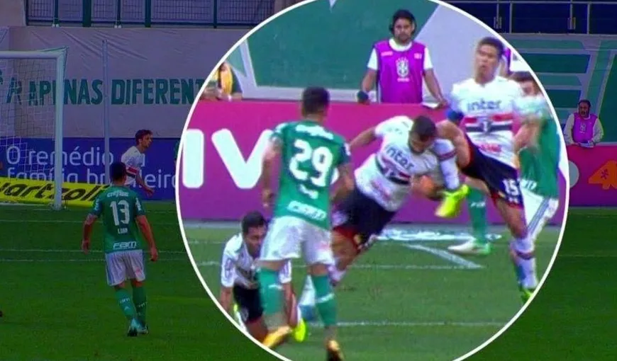 IMAGINI TERIBILE. Un fotbalist a rămas inconştient pe gazon după ce a fost lovit în cap de un coleg VIDEO