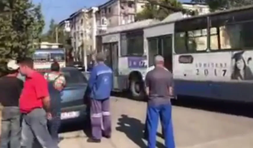 Grevă spontană a transportatorilor din Târgu-Jiu, trafic blocat VIDEO