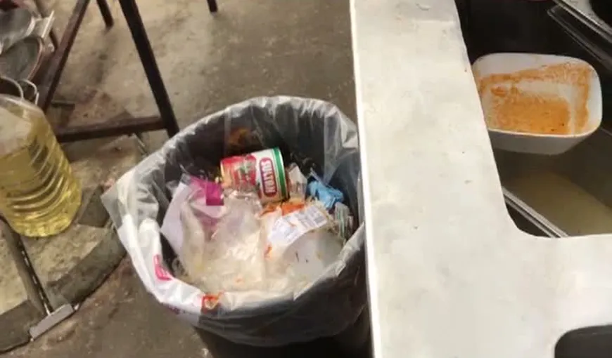 O terasă de pe litoral, închisă de inspectorii OPC după ce au descoperit saci de gunoi şi mizerie în bucătărie VIDEO