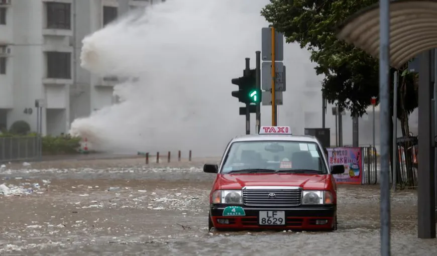 Taifunul Hato ajunge în Hong Kong. A fost decretată starea de ALERTĂ MAXIMĂ