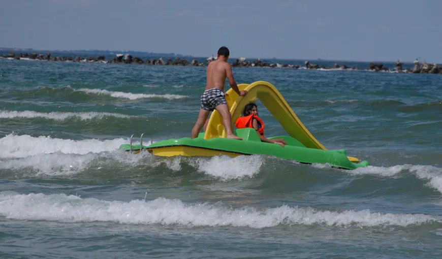 Cinci tineri aflaţi cu hidrobicicletele pe mare, la Costineşti, au fost salvaţi după ce nu au mai putut ajunge la mal din cauza vântul