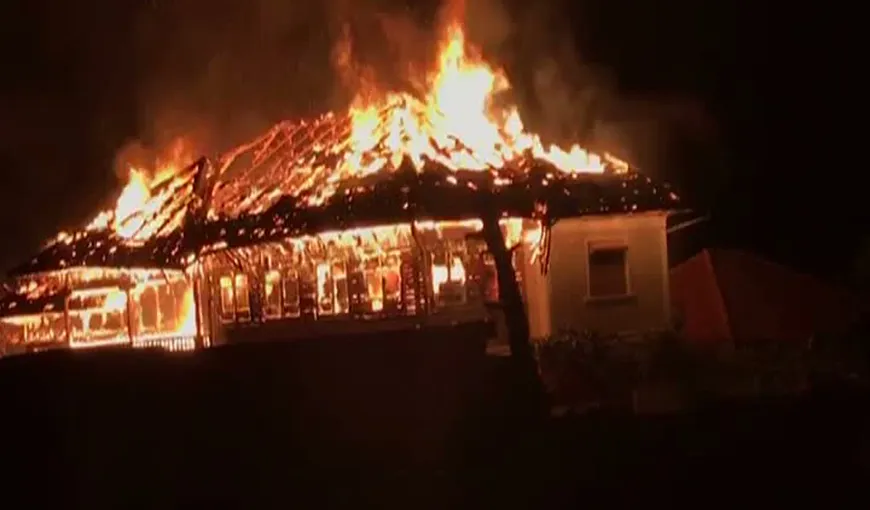 Incendiu puternic în judeţul Gorj. O casă a ars din temelii VIDEO