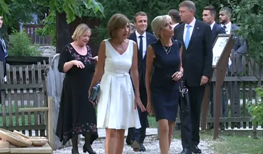 Emmanuel Macron şi soţia sa au fost în vizită la Muzeul Satului, unde au ascultat La vie en rose cântată la nai VIDEO