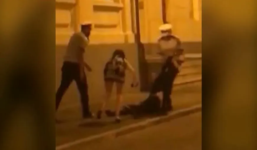 SCANDAL în Capitală. Un medic băut, târât pe jos de poliţişti VIDEO