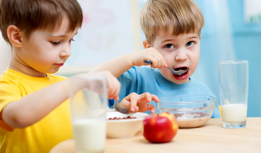 Copiii care sar peste micul dejun riscă să nu consume cantităţile recomandate de nutrienţi esenţiali