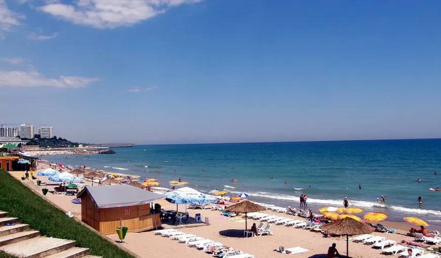 Tineri amendaţi pe litoral, după ce au consumat alcool pe o plajă din Mamaia