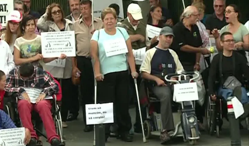 Protest al persoanelor cu dizabilităţi la Ministerul Muncii: „Vrem să muncim, nu să cerşim”