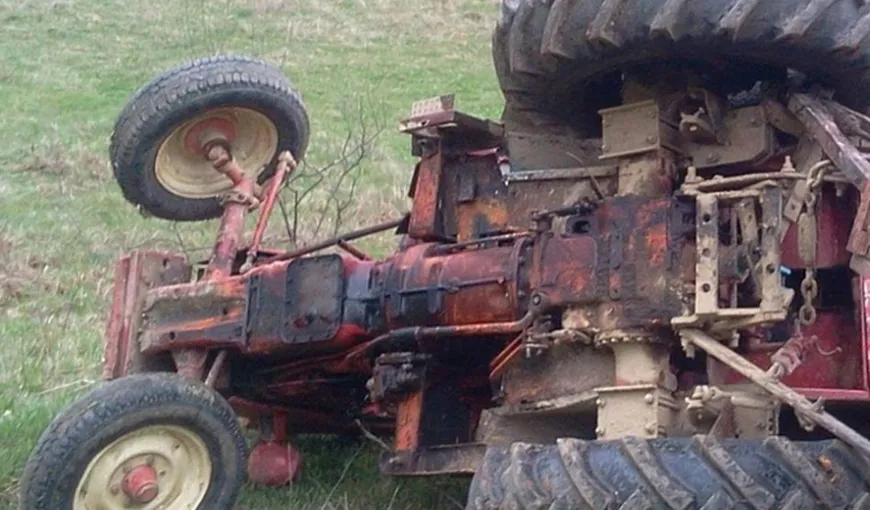 Tragedie în Neamţ: Un bărbat a murit după ce un tractor s-a răsturnat peste el