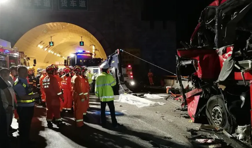 Tragedie în China, soldată cu cel puţin 36 de morţi după ce un autobuz a intrat în zidul unui tunel