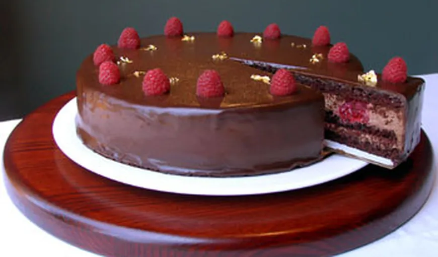 Reţeta zilei: Tort de ciocolată cu zmeură