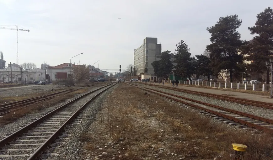 Un bărbat care asculta muzică în căşti a fost lovit de tren la Râmnicu Vâlcea. El a murit la spital