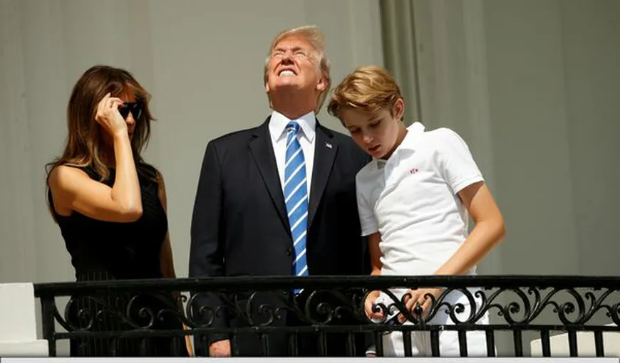 Donald Trump, criticat pe Twitter pentru că a urmărit eclipsa pentru câteva secunde fără ochelari