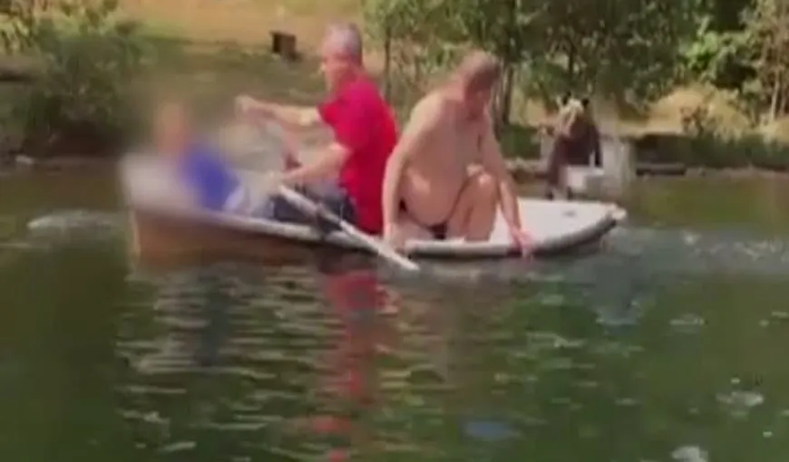 Turişti atacaţi de o ursoiacă pe lacul Sfânta Ana după ce s-au apropiat de puiul său VIDEO