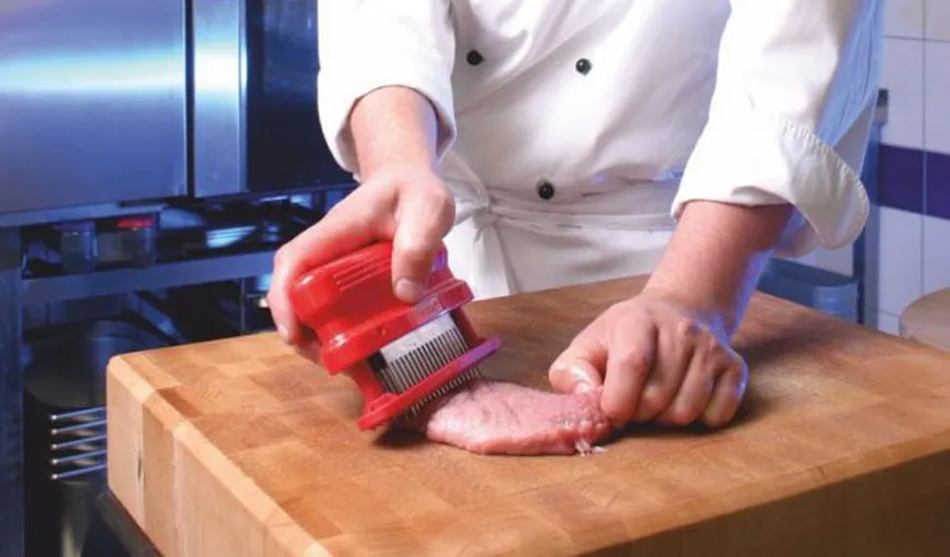 Ştiai că este obligatoriu să speli tocătorul după ce ai tăiat carne, înainte de a-l folosi din nou? Vezi ce rişti dacă nu faci aşa
