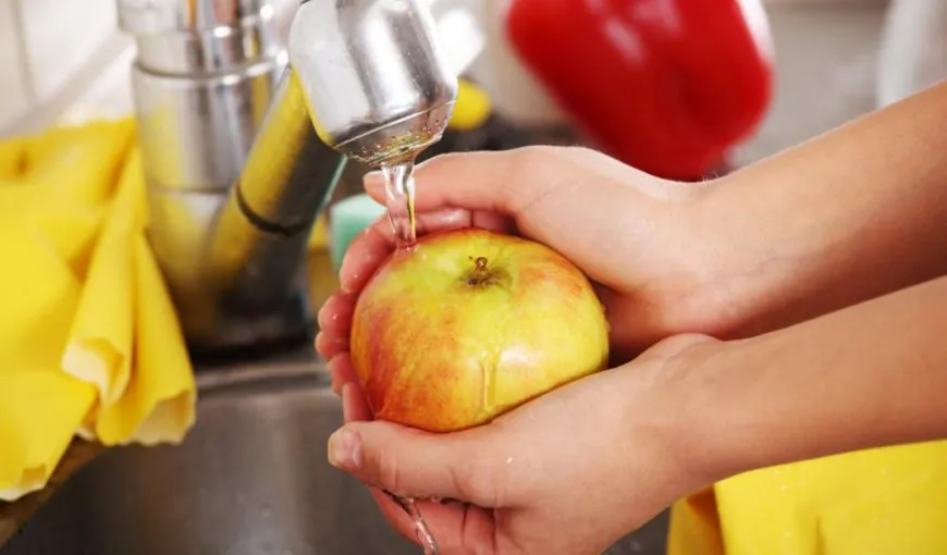 Speli fructele şi legumele cu apă în chiuvetă? Faci o mare greşeală. Cum se curăţă astfel încât să nu-ţi afecteze sănătatea