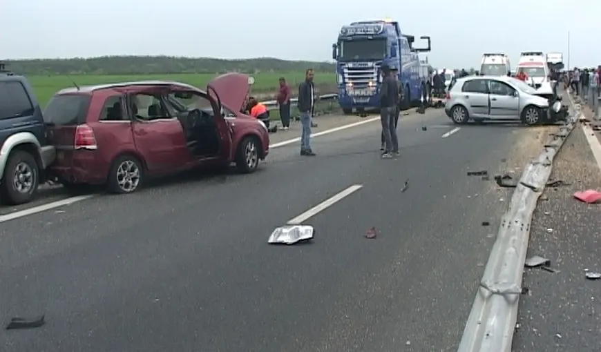 Accident cu trei victime pe A1, pe sensul către Bucureşti. Două maşini s-au tamponat şi au ieşit în decor