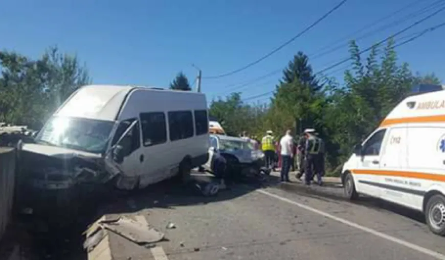 PLAN ROŞU de INTERVENŢIE. 13 persoane au fost rănite după ce o maşină şi un microbuz s-au lovit
