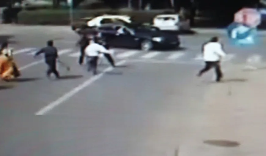 Scene violente în plină stradă. Un poliţist local a fost alergat cu o secure VIDEO
