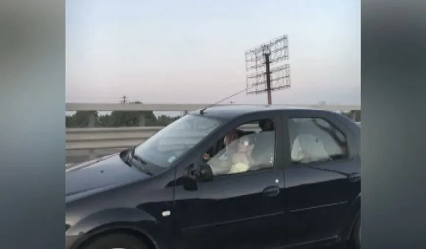Imagini şocante pe Autostrada Soarelui. O femeie a fost surprinsă în timp ce conducea cu bebeluşul în braţe VIDEO
