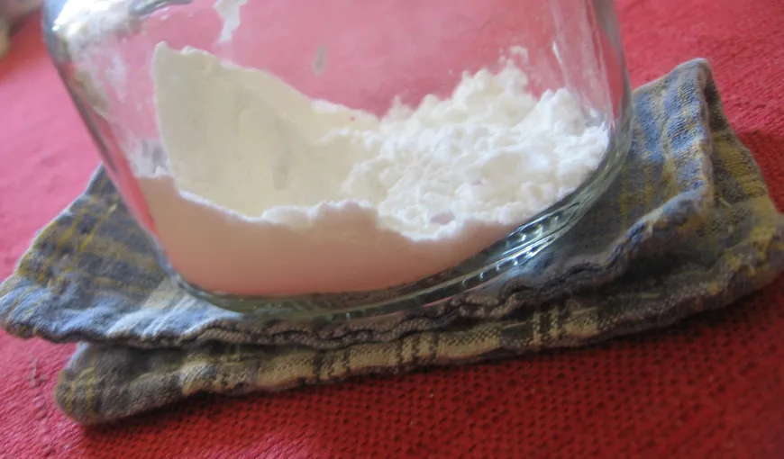 7 trucuri de frumuseţe cu bicarbonat de sodiu. Cum să-l foloseşti ca şampon, deodorant sau exfoliant