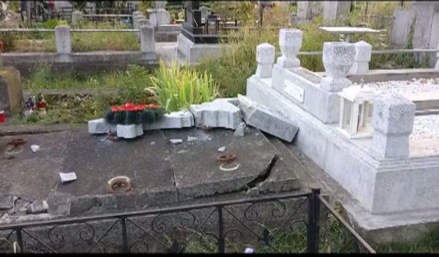 Cimitir devastat de huligani. Zeci de morminte au fost distruse