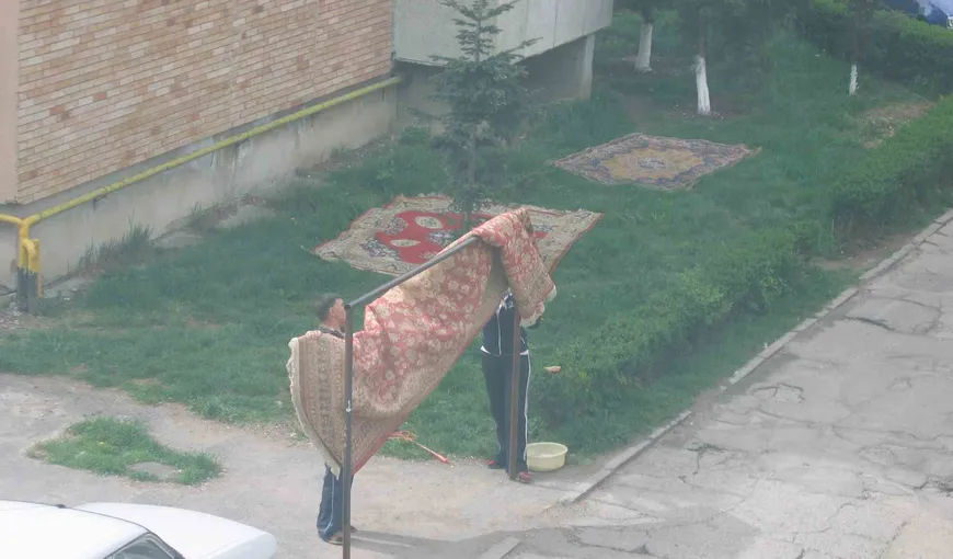 Oraşul din România unde cine scuipă pe stradă, pune rufele la uscat la vedere sau scutură covoare riscă să fie amendat