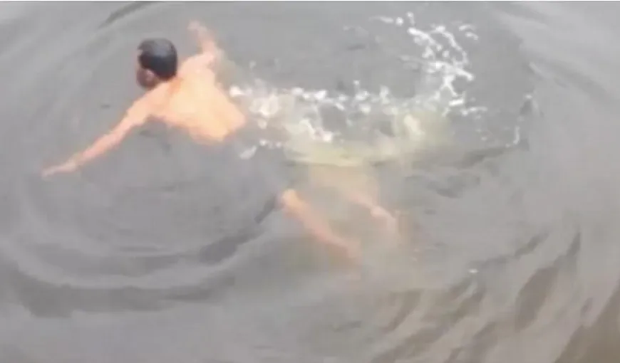 Un bărbat s-a aruncat într-un lac plin de crocodili. Spectatorii au privit îngroziţi ce a urmat VIDEO
