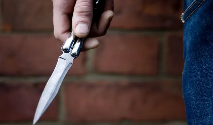 Panică generală în Brăila. Un drogat aleargă lumea pe stradă cu un cuţit VIDEO
