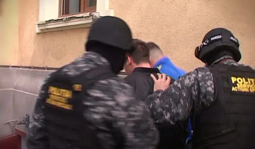 Veste antiînjunghiere pentru poliţiştii români