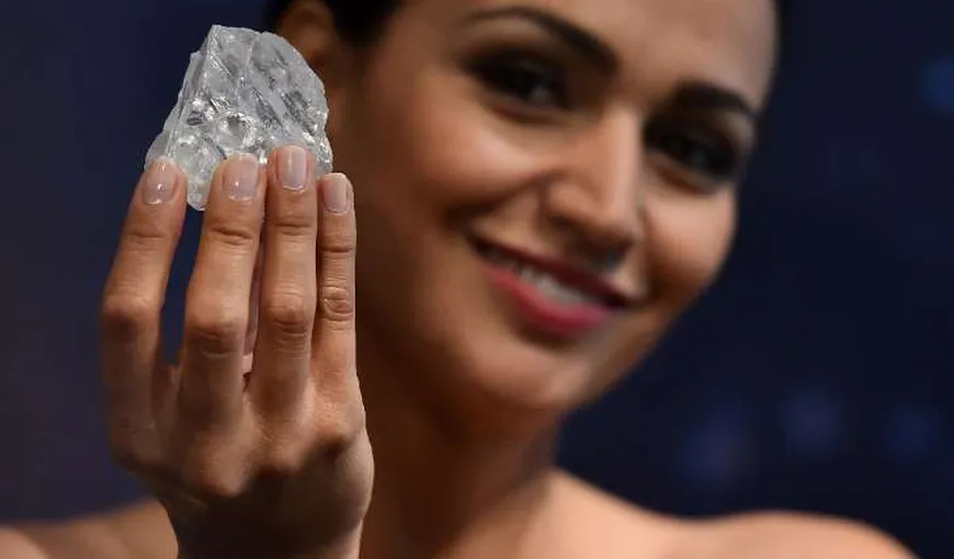 Cel mai mare diamant netăiat din lume a fost achiziţionat cu 53 de millioane de dolari. Are mărimea unei mingi de tenis