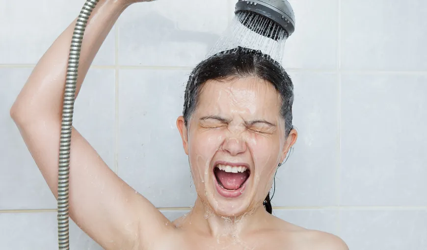 Beneficii ale duşurilor reci. Cum te ajută duşurile scoţiene să slăbeşti şi să ai un păr mai frumos
