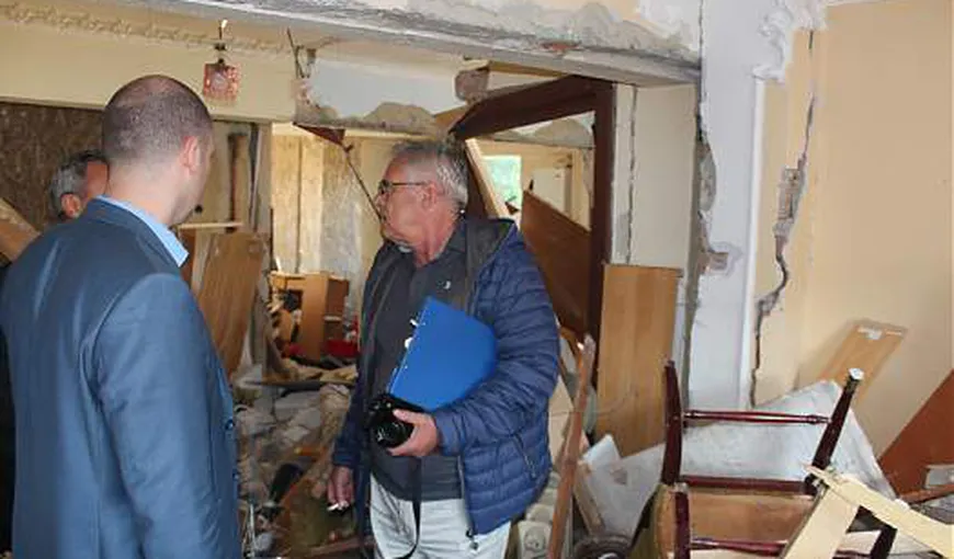 Locatarii blocului afectat de explozia din Botoşani, lăsaţi pe drumuri
