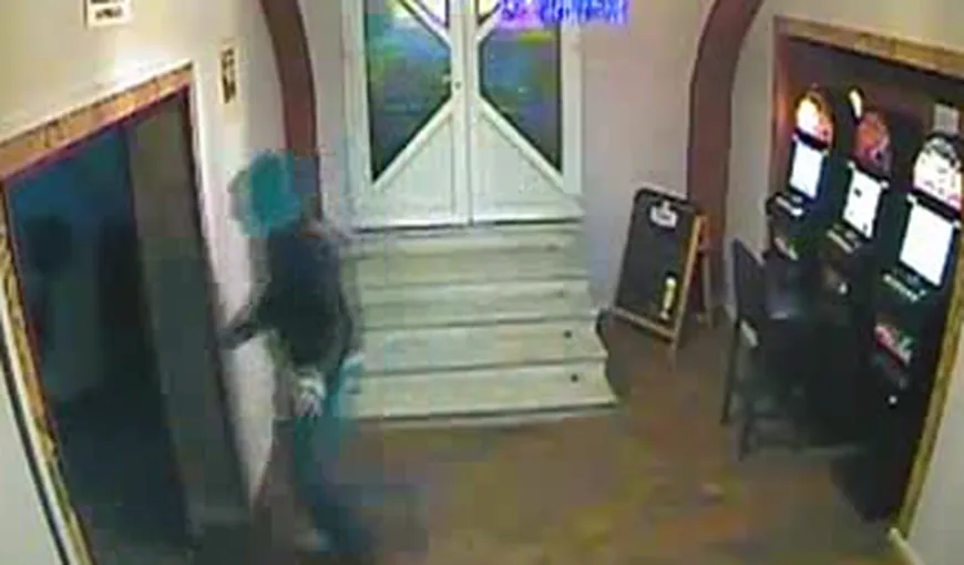 Jaf armat la un restaurant din centrul Aradului. În incintă se aflau şi clienţi. Cu ce pradă au fugit hoţii VIDEO
