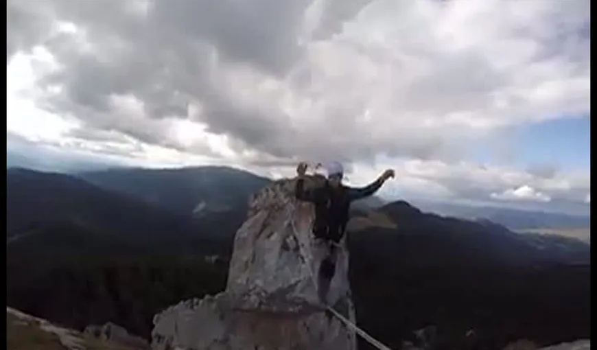Cascadorie extremă la munte, echilibristică pe o sfoară extrem de subţire la o înălţime de 50 de metri de sol VIDEO