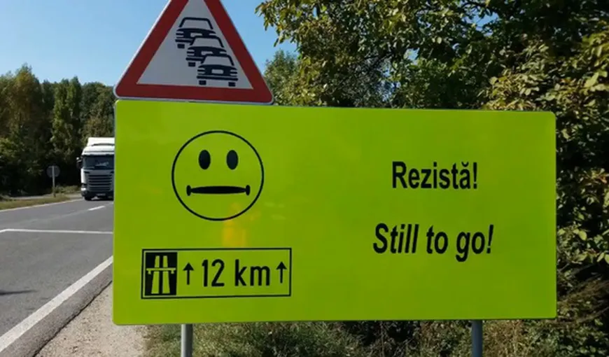 Indicatoare inedite cu mesajele „Acum începe greul” , „Rezistă”, montate pe un drum greu de parcurs din România